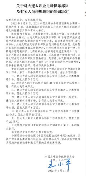 希腊小岛塞佛伦尼亚岛，纯美舒适，仿若世外桃源。岛平易近世代栖身糊口在这里，与世无争。但是二战烽烟很快打破了这份安好平和。意年夜利军团上尉安东尼奥·柯莱利（尼古拉斯·凯奇饰）率领兵士驻扎进小岛，两边都连结着敌对的间隔。跟从柯莱利的惟有一把排解孤寂的曼陀林琴。一次偶尔的机遇，柯莱利相逢本地姑娘佩拉吉娅（佩内洛普·克鲁兹饰）。两人在最初的相处中格格不进，但佩拉吉娅优雅的举止与坚韧的性情很快感动了柯莱利的心，柯莱利天籁般的琴声也令佩拉吉娅向往不已。但是夸姣的光阴老是如斯短暂，跟着战事的日趋邻近，坠进爱河的两人不能不做出最后的决定。                                  　　这部产生在二战硝烟烽火中动人至深的恋爱故事《战地恋人》，改编自英国闻名作家路易斯·德·伯尔涅斯的畅销小说《柯莱利上尉的曼陀林》。女主角佩内洛普·克鲁兹凭仗此片荣获2001年第14届欧洲片子奖“不雅众-最好女演员”提名。